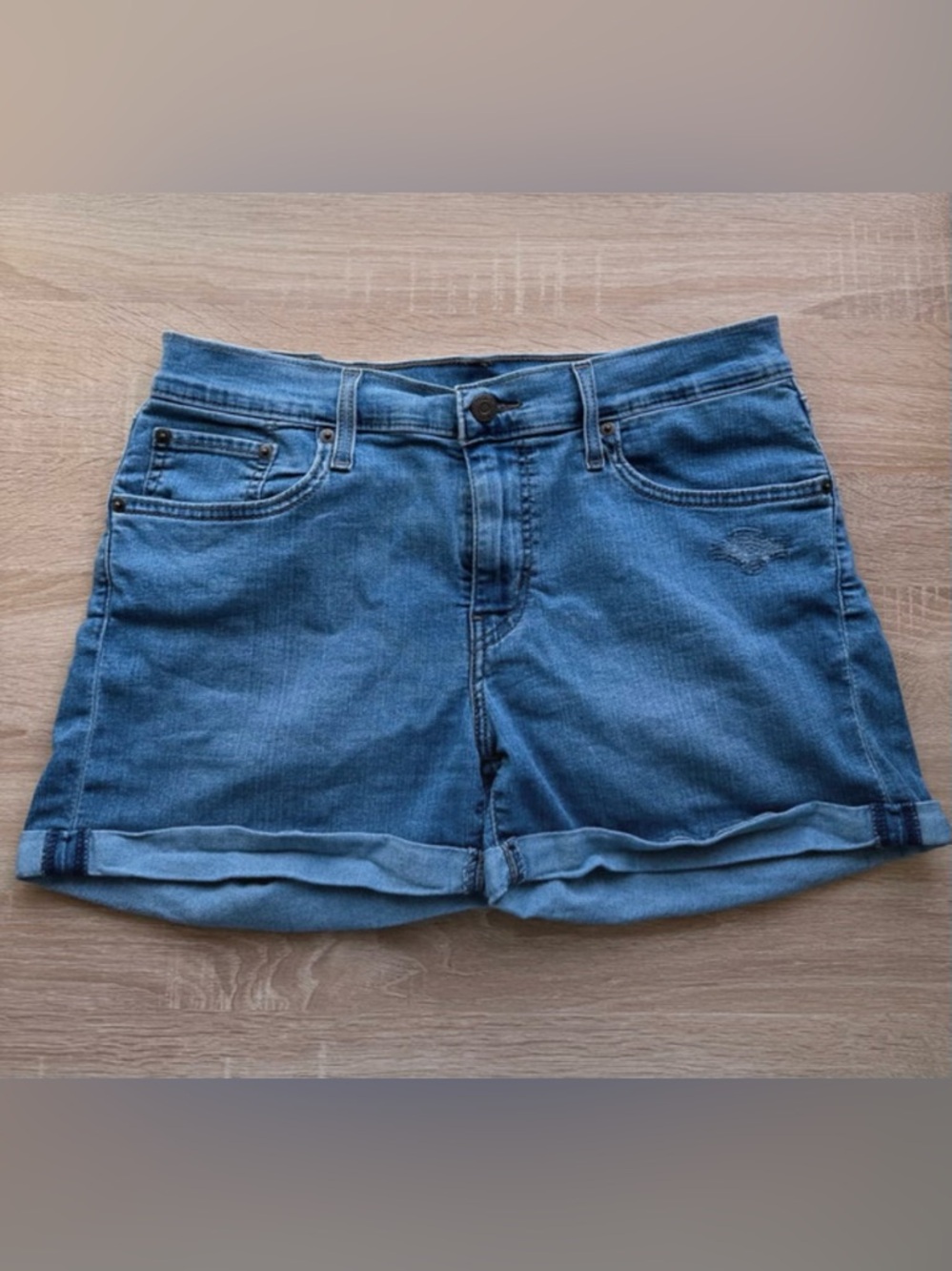 Levi's Women’s Classic Blue Denim Rolled-Hem Blue Jean Summer Shorts size 31